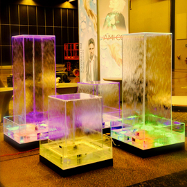 Colonne et cube d'eau dans un salon d'exposition