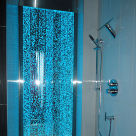 Murs de bulles dans une douche (lumière bleue)